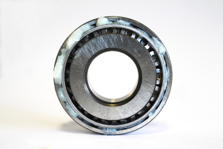 Ein Wälzlager geschmiert mit weißem Aluminiumkomplex Seifenfett Ein Wälzlager geschmiert mit weißem Aluminiumkomplex Seifenfett